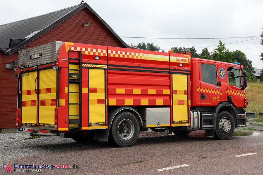 2 41-8210 - Släck-/räddningsbil