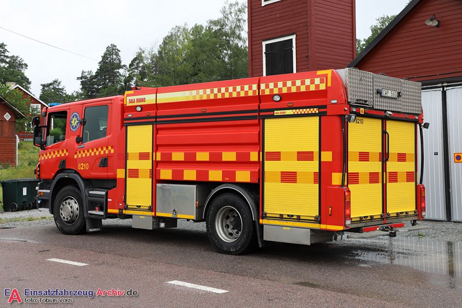 2 41-8210 - Släck-/räddningsbil