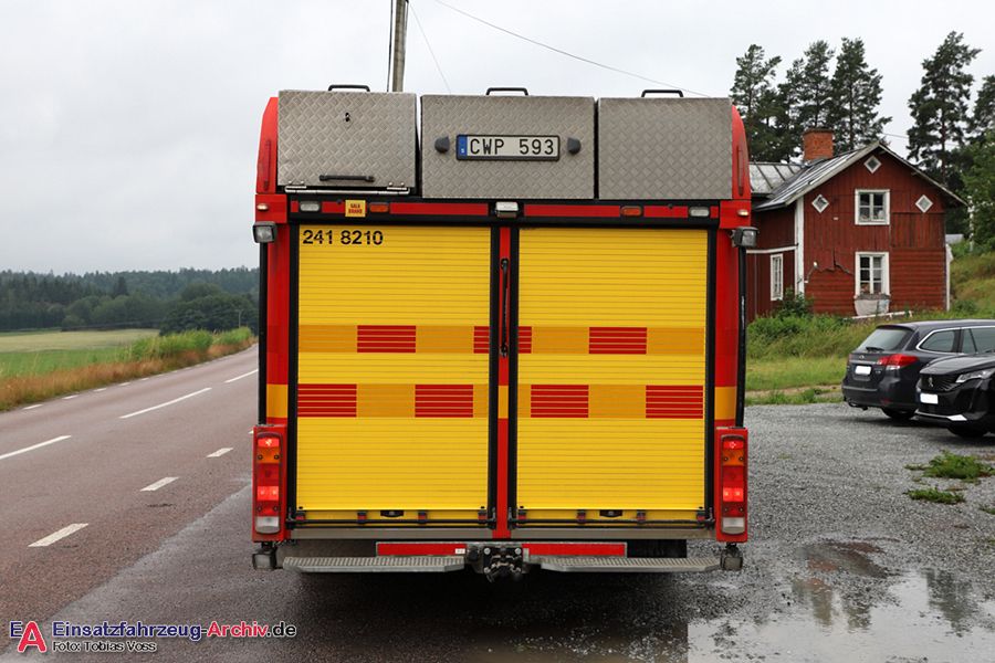 2 41-8210 - Släck-/räddningsbil