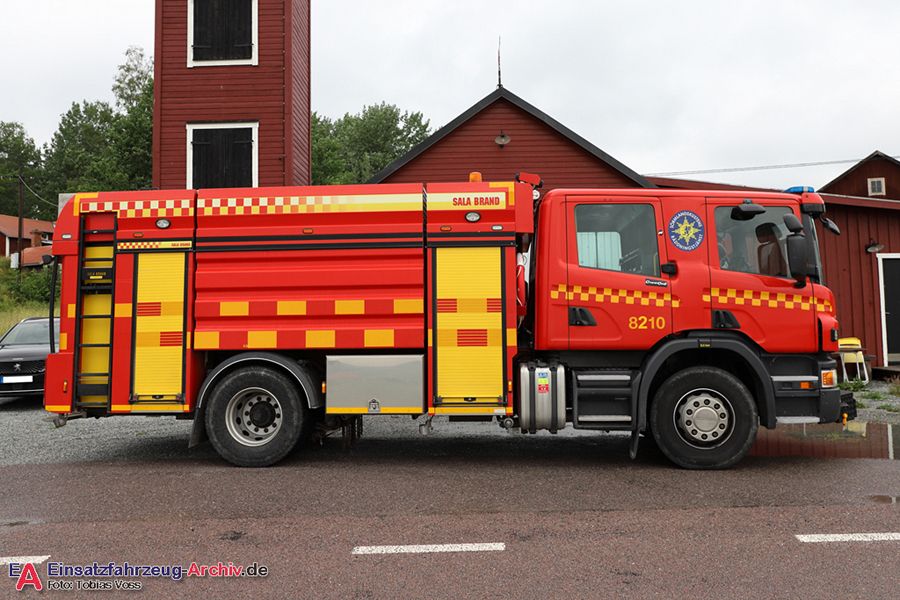 2 41-8210 - Släck-/räddningsbil